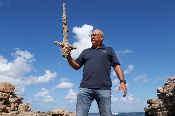 VIDEO. Un scafandru a descoperit sabia unui cruciat, veche de 900 de ani, în largul coastei Israelului