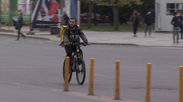 În plină pandemie, zeci de mii de români muncesc câte 2 joburi pentru un trai decent