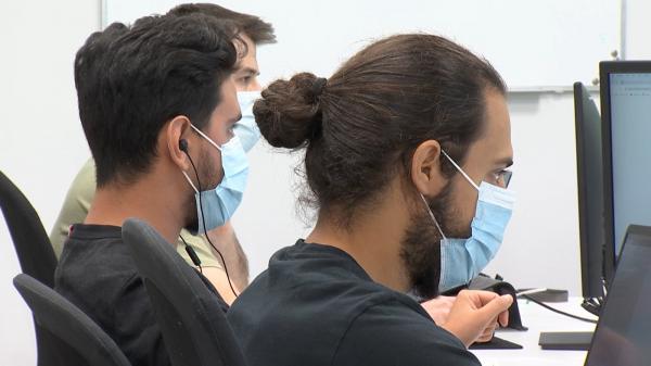 Statul poate încasa 600 de milioane de euro la buget dacă elimină facilitățile fiscale pentru angajații din IT sau construcții. Ce spun analiștii financiari