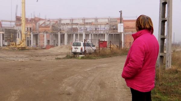 Cămin cultural de lux într-o comună în care localnicii au cu totul alte dorințe și dureri: "În afară de vaci, eu nu mă duc în nicio parte"