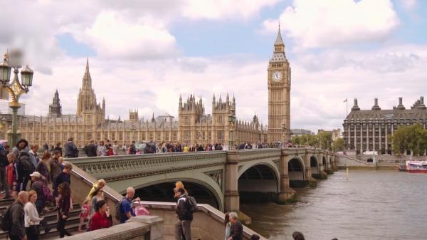 Biletele de avion către cele mai frumoase oraşe ale Europei au devenit un chilipir: Cu doar 10 euro putem ajunge la Paris, Milano sau Viena