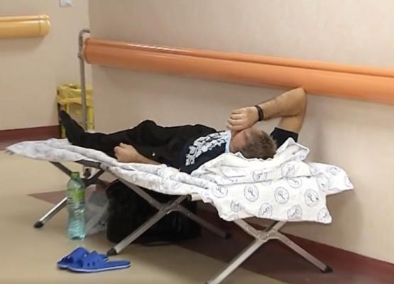 Cel mai mare spital de boli infecţioase din ţară a ajuns să-şi trateze pacienţii pe holuri. 15% mai mulţi bolnavi decât numărul de paturi avizate, la Matei Balş