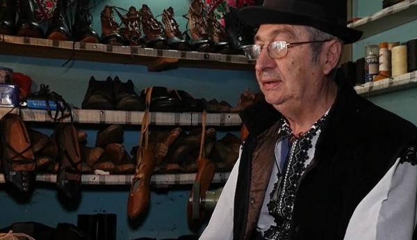 Ultimul meşter opincar din Munţii Apuseni trăieşte cu teama că tradiţia nu va fi dusă mai departe: "Aş învăţa cu toată plăcerea pe oricine vrea să înveţe"
