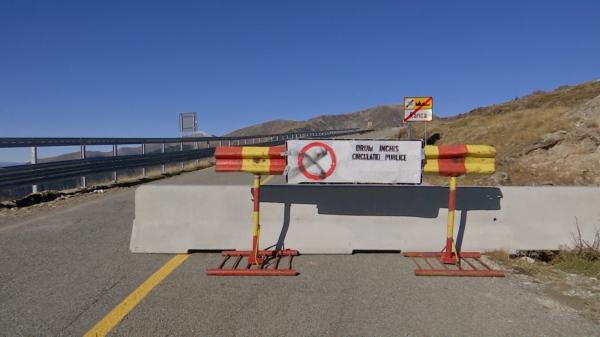 Transalpina, închisă deşi vremea îi îmbie pe turişti pe drumuri de munte. Decizia e motiv de scandal între cabanieri şi CNAIR