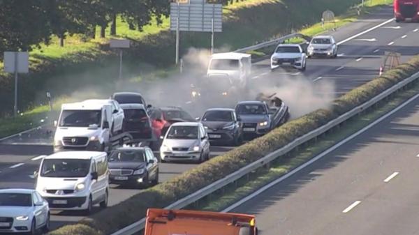 Filmul accidentului în lanţ, provocat de un şofer român în Ungaria. Imagini surprinse de camerele de supraveghere