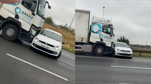Autoturism împins de pe bandă de un camion, după ce a încercat să-l depăşească. Şoferul s-a scuzat: pur şi simplu n-a văzut maşina