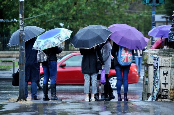 Ultima zi cu soare şi temperaturi ca de vară. În doar 72 de ore, vremea se răceşte cu aproape 10 grade, se întorc ploile şi vântul