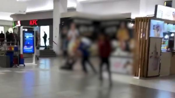 Tânărul bătut de un agent de pază în mall-ul VIVO din Cluj, amendat pentru scandalul provocat şi neprezentarea certificatului verde