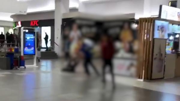 Tânărul bătut de un agent de pază în mall-ul VIVO din Cluj, amendat pentru scandalul provocat şi neprezentarea certificatului verde