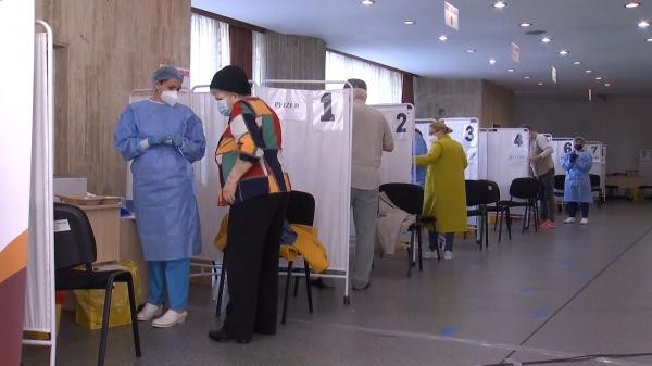 Cozi la vaccinare în centrele din Capitală. Unii au ales să se vaccineze acum de teama restricțiilor care vor intra în vigoare de luni