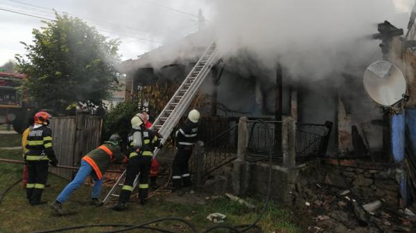 Bătrânică arsă de vie în Bistriţa-Năsăud. I-a luat foc casa și nu a mai apucat să iasă