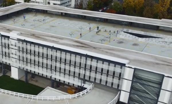 Beznă în parcarea supraetajată din Pantelimon, lucrarea s-a blocat într-un transformator: "Mi-ar fi ruşine să zic asta. Stăm în drum de o şaibă"