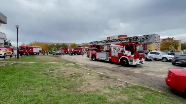 Alarmă de incendiu la Spitalul Judeţean din Timişoara: 20 de maşini de pompieri, chemate din cauza mirosului de plastic încins