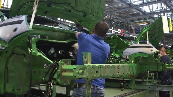 Criza de cipuri afectează până şi maşinile second hand. Cât aştepţi acum pentru a comanda un autoturism