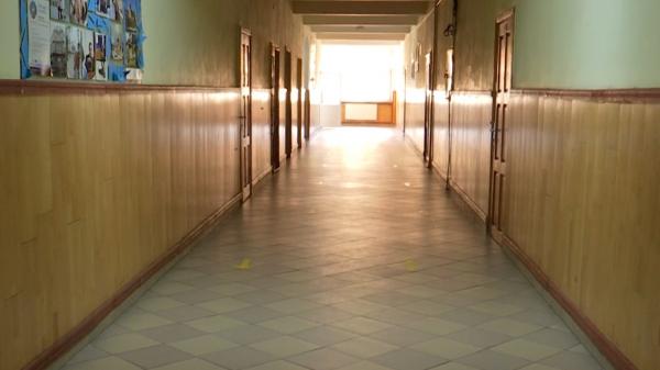 Elevii în vacanţă forţată, părinţii la muncă. În ce condiţii aceştia pot solicita angajatorului să rămână acasă cu cei mici