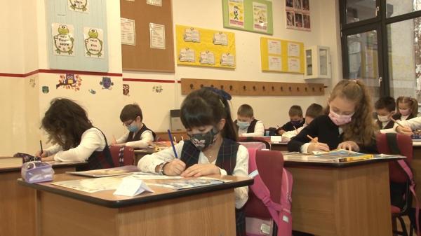 Fondul clasei, desfiinţat de un proiect de lege. Cadrele didactice care cer bani de la părinţi riscă amenzi de până la 2.000 de lei