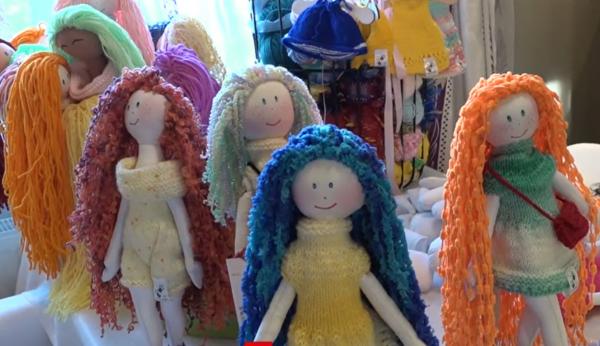 O tânără din Constanţa şi mama ei şi-au transformat pasiunea în afacere. Din mâinile lor ies păpuşi unicat, iubite de copii şi colecţionari