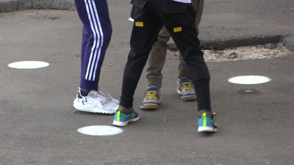 Adolescenţi puşi la pământ şi bătuţi de tatăl unui copil de 12 ani. Bărbatul a fost ofensat că unul dintre tineri l-ar fi făcut "bătrân"