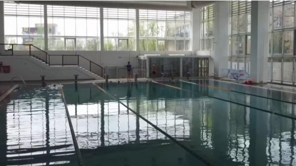 19 copii au fost intoxicaţi cu clor la un bazin de înot din Bucureşti. Mărturiile părinţilor îngroziţi: "O respiraţie şuierătoare şi o tuse cu o spumă albă. Avea saturaţie 83"