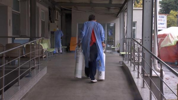 Lupta dramatică pentru viaţă depinde de o gură de oxigen: "Fără butelii, mureau sufocaţi, ce să se întâmple?"