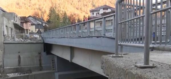 A fost deschis podul de la Azuga. Pe DN1 au acces din nou vehiculele de peste 7,5 tone