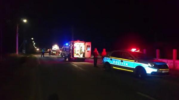 Băiețel de 10 ani și mama lui imobilizată în scaun cu rotile, loviți în plin de o mașină pe un drum din Gorj