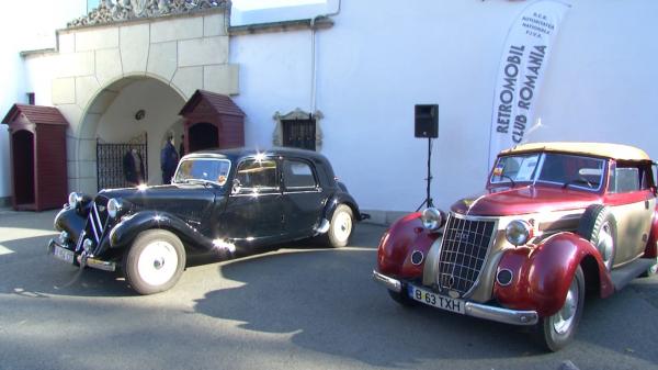 Întoarcerea în timp: Maşini interbelice, bijuterii pe patru roţi parcate în faţa Palatului Elisabeta