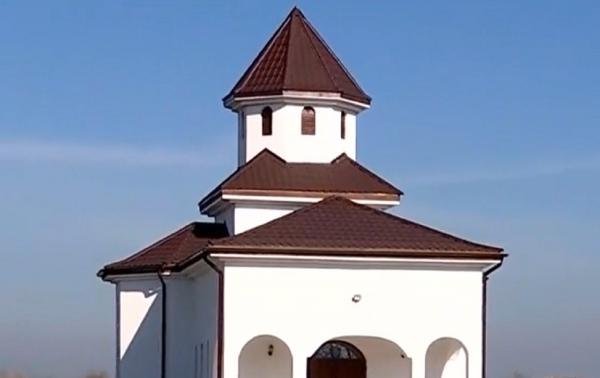 Comuna care a renunţat la extinderea reţelei de canalizare pentru o capelă de 100.000 de euro. Primarul dă vina pe fostul edil