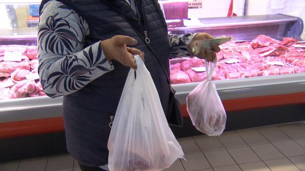 O zi din viaţa unui român care trăieşte cu salariul minim, ce îşi poate cumpăra cu mărirea de 138 lei de la anul