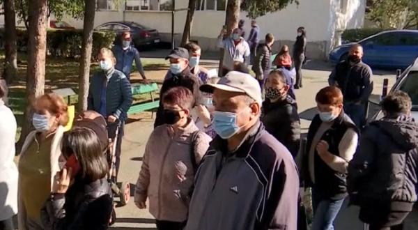 "O mascaradă" Aglomerație la Evidența Persoanelor din Târgu Jiu, după introducerea unui orar special pentru nevaccinați