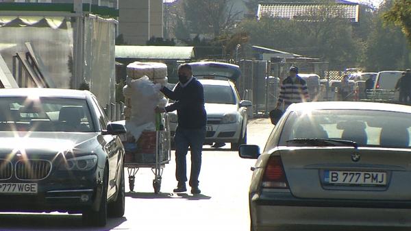 "Ori mă duc acasă, ori ies în parcare". Marile magazine au găsit soluţii pentru clienţii fără certificat. Comanda şi plata se fac în parcarea magazinului