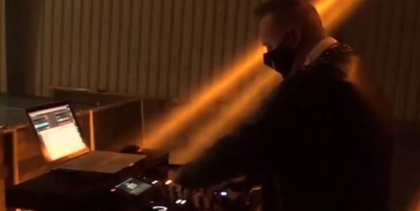 Atmosferă de club la un centru de vaccinare din Alba Iulia. Un DJ a pus muzică cât timp oamenii s-au vaccinat