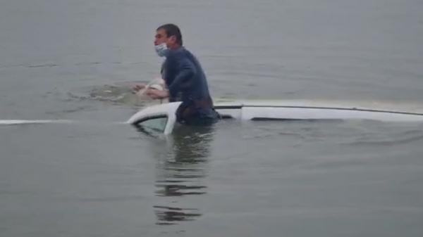 Un pescar din Argeş, care dormea în maşină, s-a trezit în lac. A atins schimbătorul, iar autoturismul a luat-o la vale