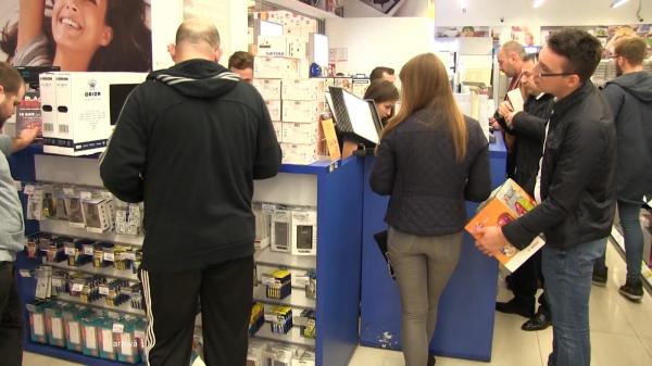 Salariile mici îi fac pe cumpărători să adopte un comportament de criză: Vânează reducerile şi sunt mult mai atenţi pentru ce scot banii din buzunare