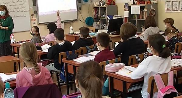 Când s-ar putea întoarce elevii în bănci și în ce condiții? Propunerea din programul de guvernare al premierului desemnat Nicolae Ciucă