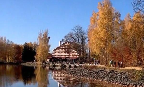 Lacul Bodi din Maramureş, un magnet pentru turiştii aflaţi în căutarea frumosului. Iubitorii de natură au parte de linişte şi de peisaje de neuitat