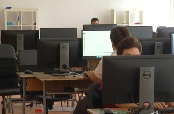 Studenţii nevaccinaţi de la medicină din Târgu Mureş pot reveni la cursuri. Tribunalul le-a dat câştig de cauză