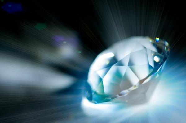 O bătrânică din Marea Britanie a vrut să facă curat prin casă şi a descoperit un diamant de peste două milioane de euro. Femeia nu ştie de unde îl are