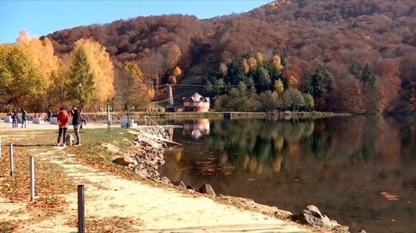 Lacul Bodi din Maramureş, o destinaţie de vacanţă perfectă. Locul arată spectaculos toamna