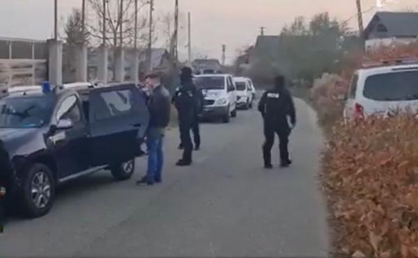 "Ce nenorocire! Era pâinea lui Dumnezeu!" Un tânăr din Argeş şi-a ucis tatăl, după care a sunat la 112 şi şi-a anunţat crima
