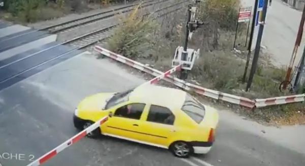 Momentul în care un șofer inconștient forțează trecerea de cale ferată între stațiile Băneasa - Pantelimon, în București