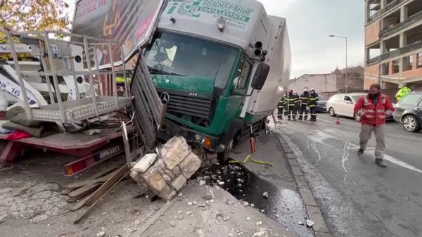 Un camion fără frâne a făcut prăpăd pe o șosea, în Cluj Napoca. A smuls stâlpii de pe drum și s-a înfipt într-o ţeavă de gaze