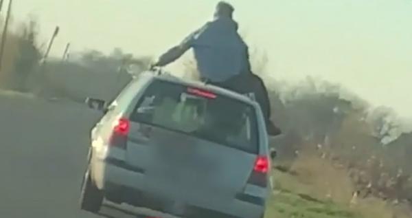 Tânăr teribilist, plimbat pe mașină, pe un drum din Satu Mare. Cum s-a încheiat aventura pentru băiatul dornic de afirmare