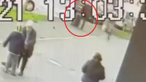 Momentul în care criminalul din Arad cară trupul fără viață al fetiței într-o valiză a fost filmat. Alături de el, era și frățiorul copilei