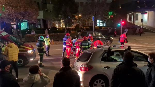 Fetița de 5 ani și bunicul ei, călcați pe trecere în Cluj-Napoca, au avut noroc de un echipaj SMURD care trecea întâmplător prin zonă