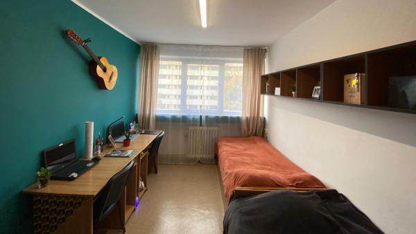 Studenții din Iași își fac ”acasă” în camerele de cămin. ”Ideea a fost să mă pot uita la filme în liniște”. Miza e mare!