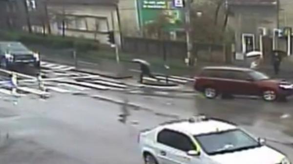 Tânăr spulberat când traversa strada în fugă, pe roșu, la Timișoara. Imagini dramatice cu momentul impactului