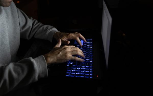 Bărbat din Neamţ, acuzat că a şantajat sexual adolescente din cinci judeţe. Salva fotografii indecente cu ele şi ameninţa că le va face publice