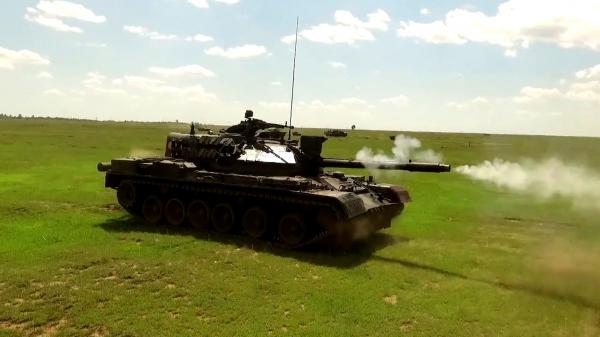 Cum se face revizia tancului Bizonul, cel mai performant blindat românesc. Doar motorul are 2.700 de kilograme