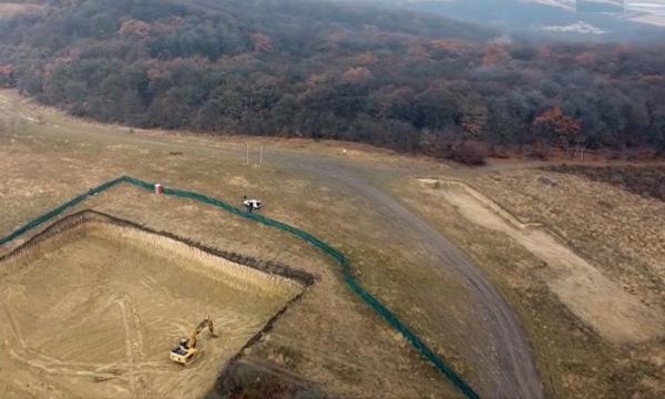 Asfaltul şi betonul își fac loc lângă pădurea bântuită Hoia Baciu. Clujenii se opun proiectului imobiliar și cer stoparea lucrărilor